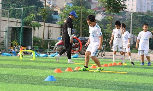 Lớp đào tạo khóa học bóng đá trẻ em tại Trung tâm giáo dục đào tạo Nghệ An. Ảnh: Hải Đăng