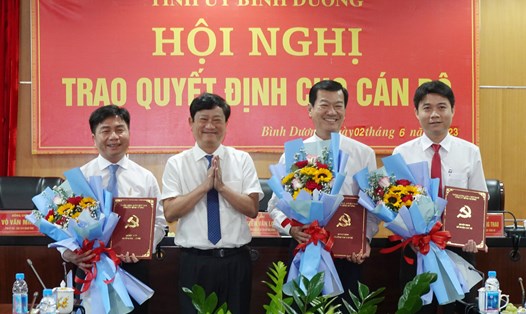 Chủ tịch UBND tỉnh Võ Văn Minh trao các quyết định bổ nhiệm và bổ nhiệm lại cho cán bộ. Ảnh: Hồ Văn