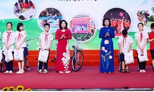Trao xe đạp và quà tặng cho trẻ em Hà Nội nhân Ngày Quốc tế thiếu nhi 1.6.  Ảnh: Sở LĐTBXH Hà Nội