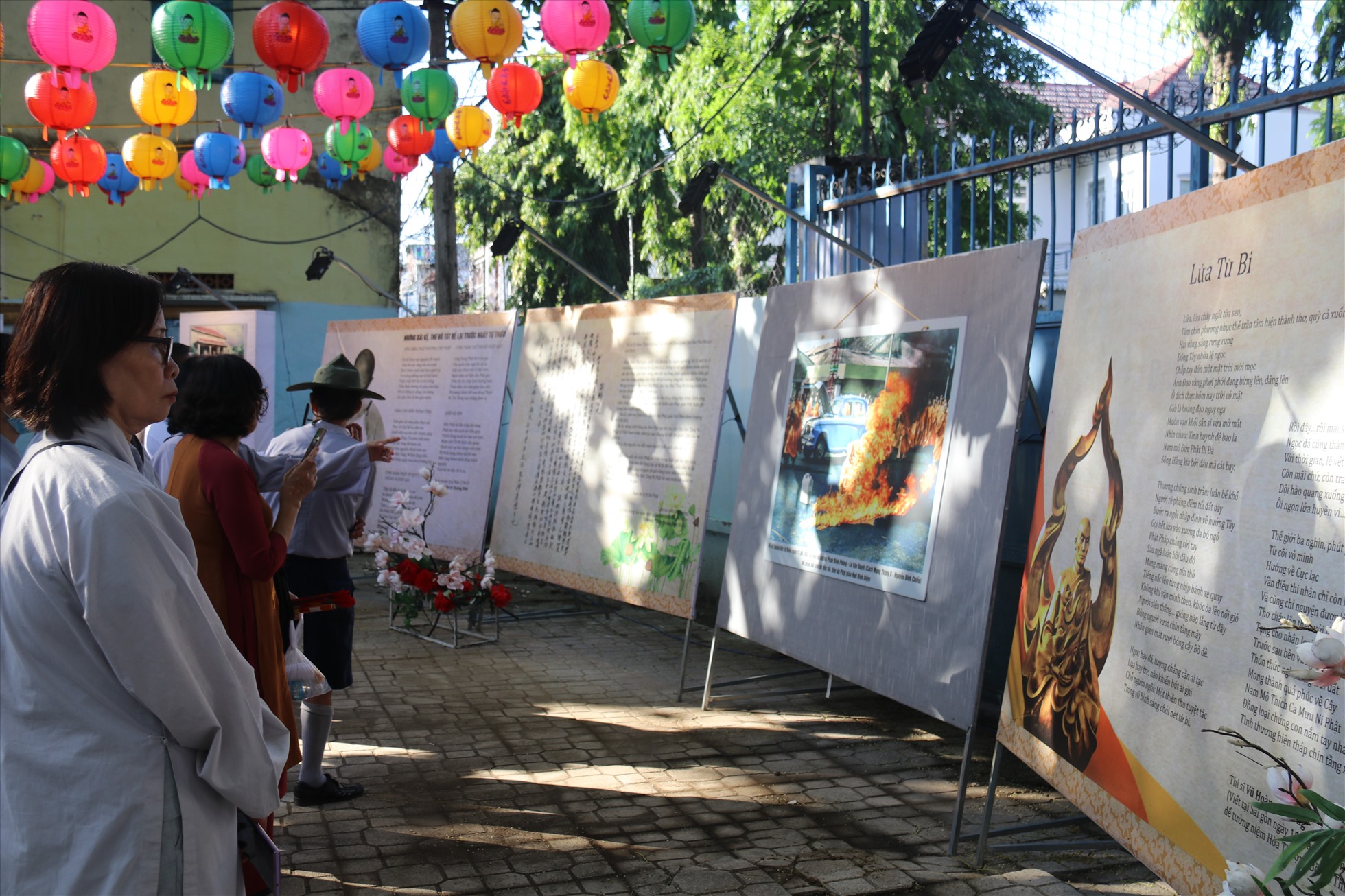 Phật tử, du khách thăm quan tìm hiểu về Bồ tát Thích Quảng Đức. Ảnh: Phương Linh