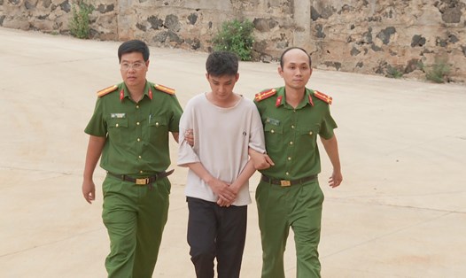 Đối tượng Phan Anh Tuấn (26 tuổi, TP.Buôn Ma Thuột) bị lực lượng chức năng bắt giữ, xử lý. Ảnh: Sỹ Đức