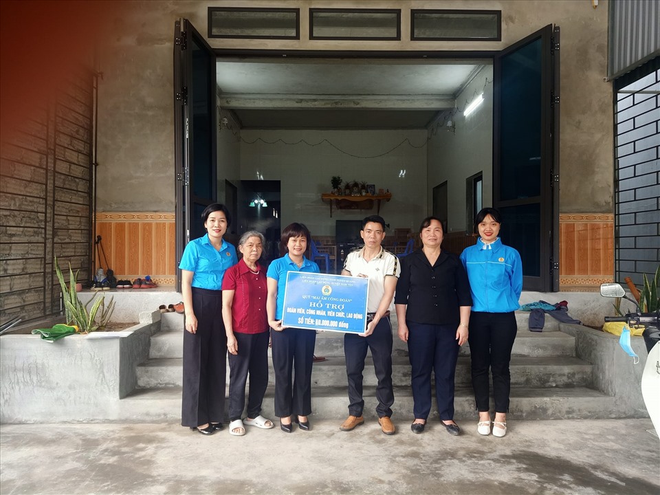 Bà Nguyễn Thị Thùy Dương - Chủ tịch Liên đoàn Lao động huyện Hàm Yên (thứ 3, từ phải sang) trao hỗ trợ Mái ấm Công đoàn cho đoàn viên khó khăn. Ảnh: Công đoàn Hàm Yên