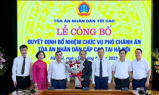 Ông Phạm Văn Nam nhận hoa, chúc mừng khi được bổ nhiệm. Ảnh: Hùng Thị