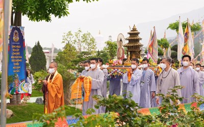 Nhiều hoạt động mừng Phật đản tổ chức tại Đại Bảo tháp Mandala Tây Thiên. Ảnh: BTC