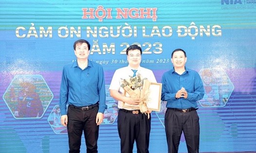 Trao tặng Bằng khen của Ban chấp hành Công đoàn Giao thông Vận tải Việt Nam cho cá nhân xuất sắc. Ảnh: CĐ GTVTVN