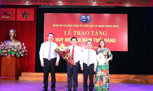 Bí thư Đảng uỷ Khối các cơ quan Trung ương Nguyễn Văn Thể được trao tặng Huy hiệu 30 năm tuổi Đảng. Ảnh: Ái Vân