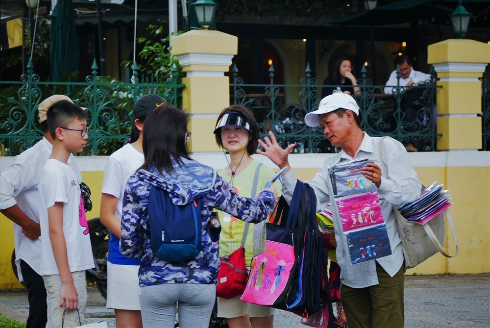 Người bán hàng chèo kéo khách ở khu vực lễ hội có thể bị phạt tiền từ 500.000 đồng đến 1.000.000 đồng. Ảnh: LDO