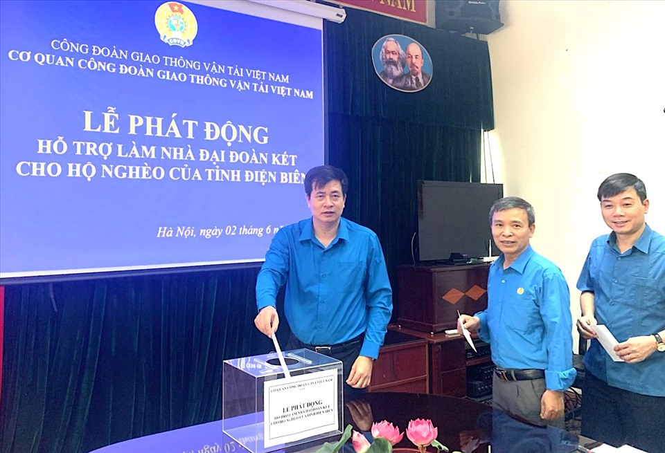 Lãnh đạo Công đoàn Giao thông Vận tải Việt Nam tham gia ủng hộ tại buổi lễ. Ảnh: Hà Anh