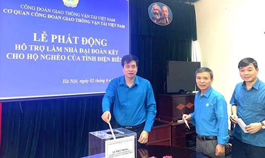 Lãnh đạo Công đoàn Giao thông Vận tải Việt Nam tham gia ủng hộ tại buổi lễ. Ảnh: Hà Anh