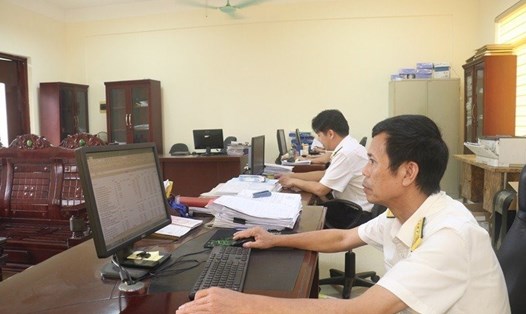 Chi cục Thuế khu vực Tam Nông - Thanh Thủy rà soát, phân loại các khoản nợ thuế của doanh nghiệp và hộ kinh doanh. Ảnh: Cục thuế tỉnh Phú Thọ.