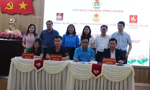 Ký thỏa thuận hợp tác về phúc lợi cho đoàn viên, người lao động giữa LĐLĐ tỉnh Lai Châu và các doanh nghiệp. Ảnh: LĐLĐ Lai Châu