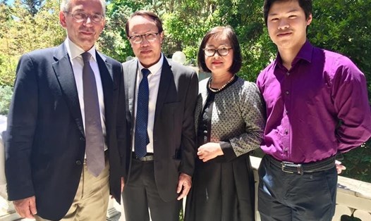 Giáo sư Yannis Fikas và cựu Đại sứ Việt Nam - Nguyễn Mạnh Cường cùng phu nhân và con trai tại Hy Lạp. Ảnh: Nhân vật cung cấp