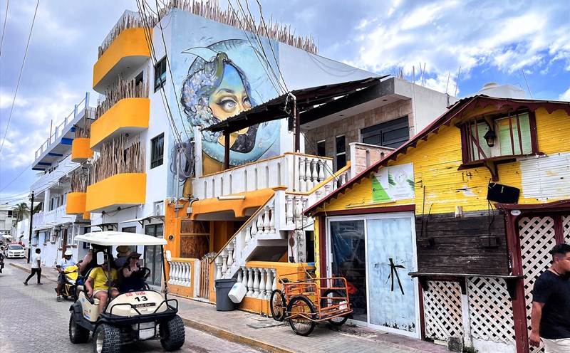 Kiến trúc các tòa nhà ở đây khá ấn tượng.