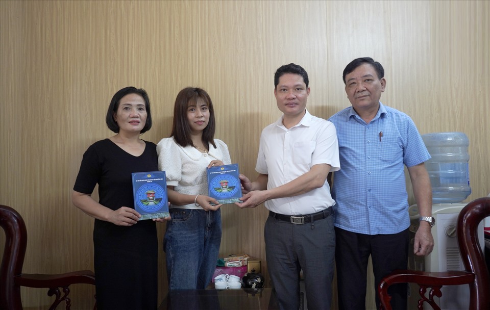 Nhân Tháng Công nhân 2023, lãnh đạo Quỹ Trợ vốn công nhân, viên chức, lao động nghèo Thủ đô phát triển kinh tế gia đình trao sản phẩm hỗ trợ phát triển cộng đồng cho đoàn viên đang tham gia vay vốn. Ảnh: Mai Quý