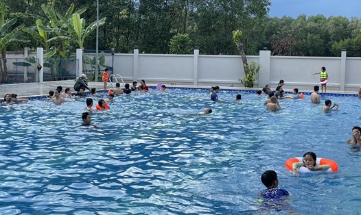 Hồ bơi do Trung tâm Hỗ trợ thanh niên công nhân và lao động trẻ tỉnh Bình Dương xây dựng, tổ chức dạy bơi cho con em công nhân. Ảnh: Văn Phùng