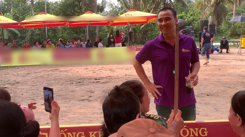 Khoảnh khắc Quyền Linh xin “ăn ké cơm” nhà khán giả. Ảnh: Chụp màn hình