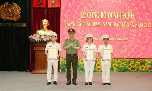 Ba Phó Giám đốc Công an tỉnh Thanh Hoá nhận quyết định thăng cấp bậc hàm. Ảnh: Công an tỉnh Thanh Hoá