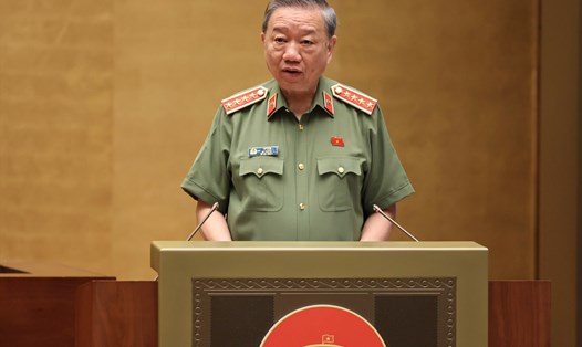 Bộ trưởng Bộ Công an Tô Lâm trình Quốc hội dự án luật Lực lượng tham gia bảo vệ an ninh, trật tự cơ sở. Ảnh: Phạm Đông