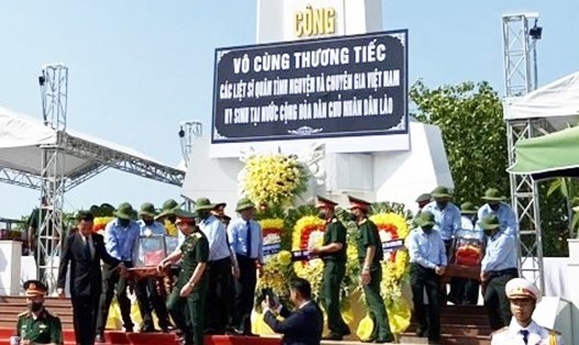 Tỉnh Quảng Bình tổ chức lễ truy điệu và an táng 19 hài cốt liệt sĩ là quân tình nguyện, chuyên gia Việt Nam hy sinh tại tỉnh Khăm Muộn, Lào tại NTLS Ba Dốc (huyện Bố Trạch). Ảnh: Lê Phi Long