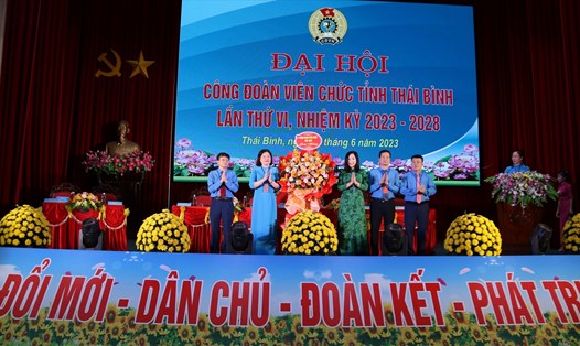 Phó Chủ tịch Công đoàn Viên chức Việt Nam - bà Trần Thị Kim Anh tặng hoa chúc mừng Đại hội Công đoàn Viên chức tỉnh Thái Bình lần thứ VI. Ảnh: Bá Mạnh