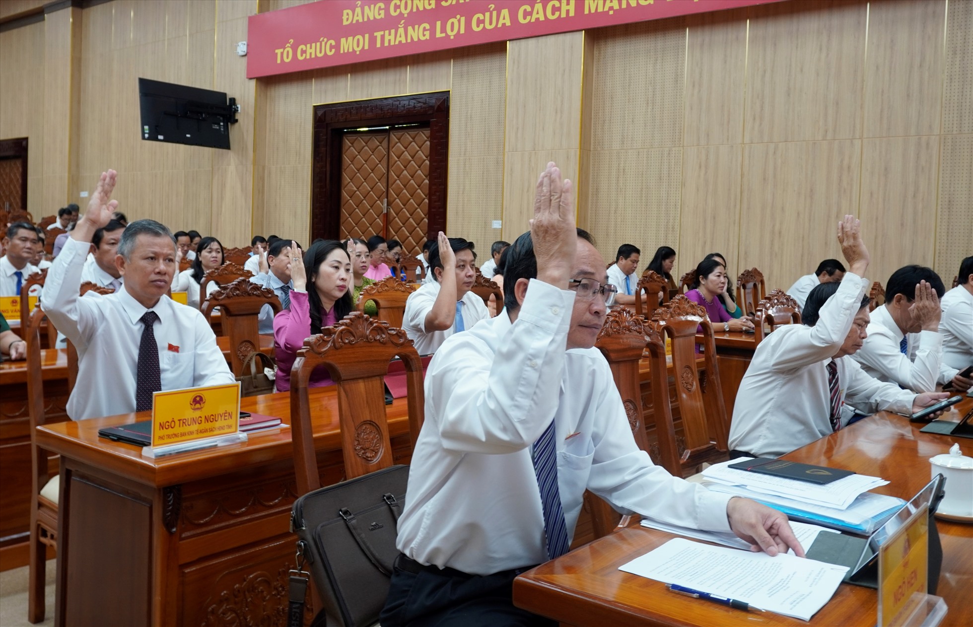 Đại biểu HĐND tỉnh Kiên Giang biểu quyết. Ảnh: Nguyên Anh