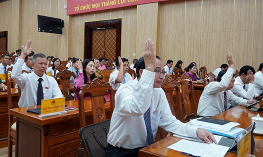 Đại biểu HĐND tỉnh Kiên Giang biểu quyết. Ảnh: Nguyên Anh