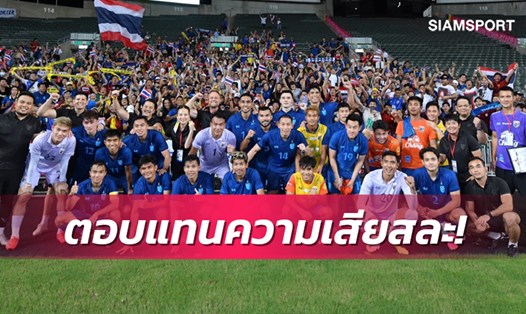 Madam Pang chúc mừng các cầu thủ Thái Lan sau chiến thắng 1-0 trước Hong Kong (Trung Quốc). Ảnh: Siamsport