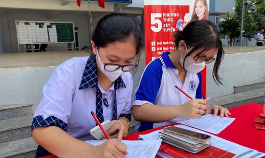 Các em học sinh THPT đang điền thông tin hồ sơ xét tuyển vào HIU. Ảnh: Đại học QT Hồng Bàng