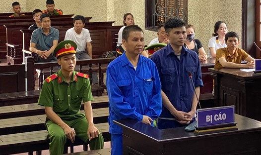 Bị cáo Lê Hoàng Linh và Phạm Văn Kiên (từ trái qua phải) tại phiên tòa xét xử. Ảnh: Hà Vi