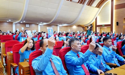 Các đại biểu có mặt tại Đại hội biểu quyết thông qua Dự thảo Nghị quyết Đại hội Công đoàn huyện Gia Lâm khóa XI, nhiệm kỳ 2023 - 2028. Ảnh: Mai Quý