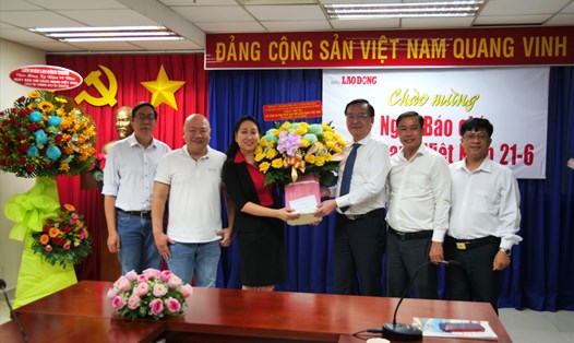 Đoàn lãnh đạo Thành ủy - HĐND - UBND - Ủy ban MTTQ Việt Nam TP Hồ Chí Minh đến chúc mừng CQTT Báo Lao Động tại TPHCM. Ảnh: Anh Tú