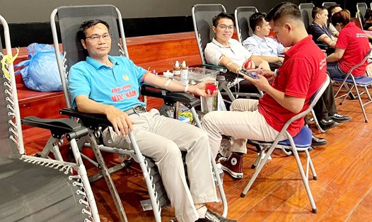 Cán bộ, đoàn viên, người lao động tham gia hiến máu tình nguyện. Ảnh: Nguyễn Thị Mơ