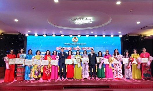 Lãnh đạo LĐLĐ tỉnh Lạng Sơn tặng bằng khen cho các cá nhân tiêu biểu. Ảnh: Công đoàn Lạng Sơn