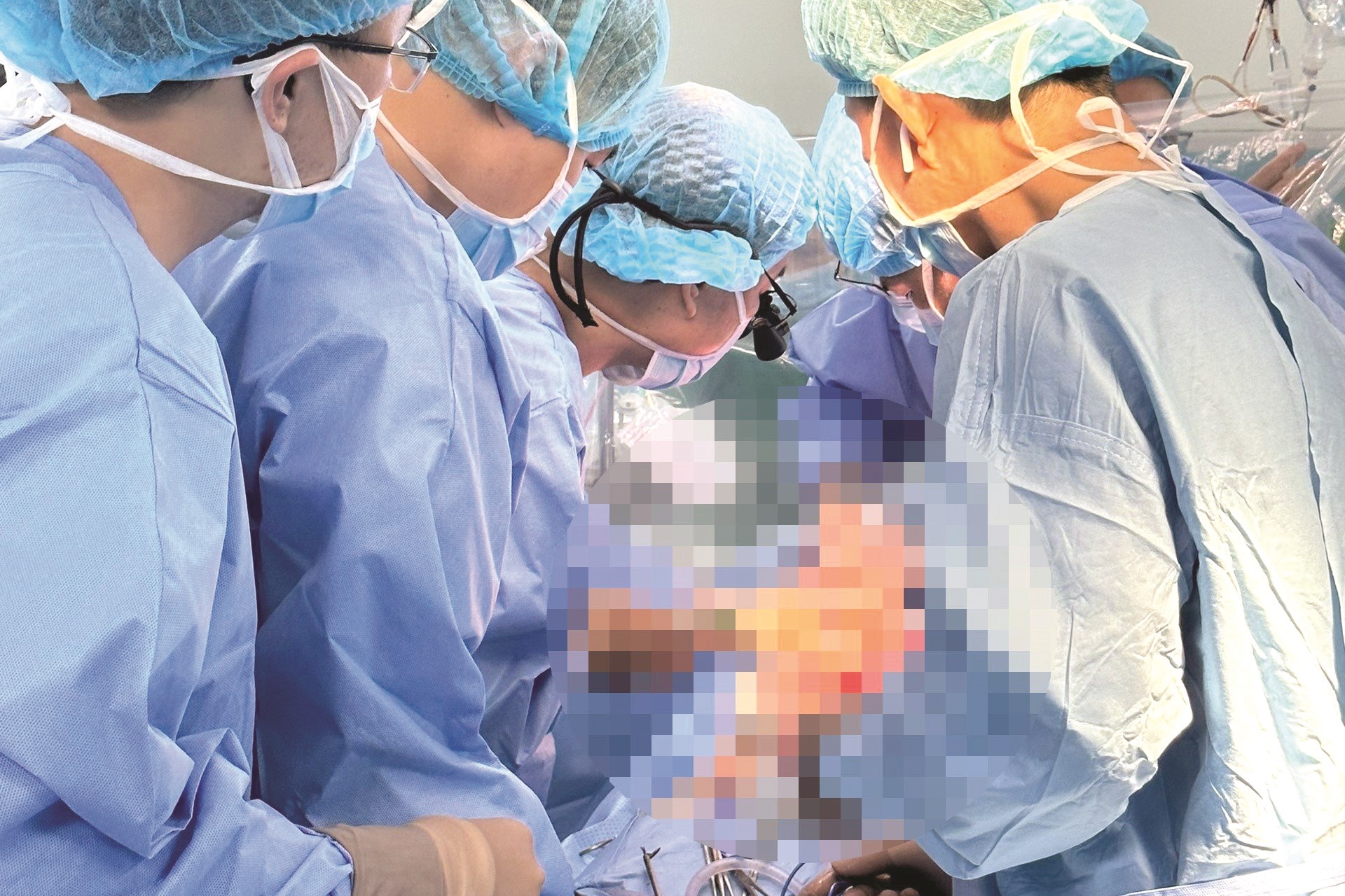 Êkip bác sĩ phẫu thuật cho người bệnh. Ảnh: Bệnh viện Bình Dân