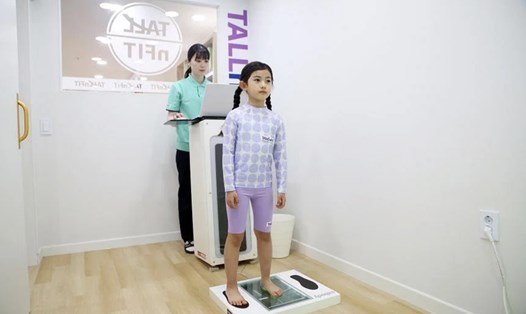 Một trẻ em được kiểm tra cơ thể tại TallnFit - trung tâm phát triển chương trình giúp trẻ phát triển chiều cao. Ảnh: TallnFit