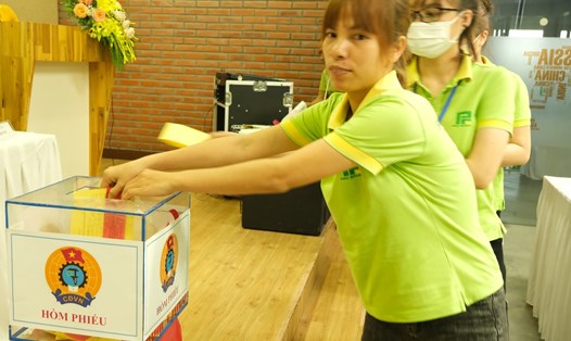 Công nhân gửi gắm kì vọng qua lá phiếu bầu mỗi kì Đại hội Công đoàn Nhà máy Pro Sports Hồng Thuận. Ảnh: Mạnh Cường
