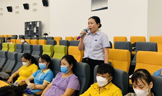 Cử tri công nhân tại Quảng Nam kiến nghị với đại biểu Quốc hội giảm thời gian đóng BHXH trong bối cảnh lao động trung niên khó tìm việc. Ảnh Hoàng Bin