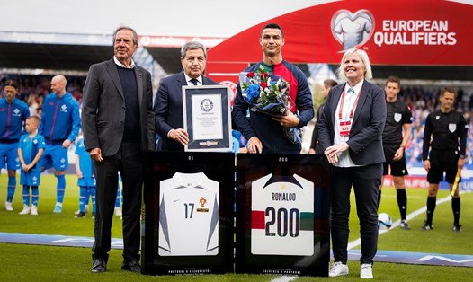Ronaldo cán mốc 200 trận trong màu áo tuyển quốc gia.  Ảnh: LĐBĐ Bồ Đào Nha