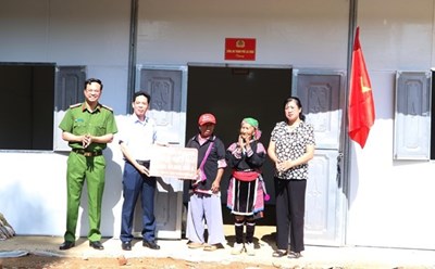 Chủ tịch UBND thành phố Lai Châu Nguyễn Văn Nghiệp và Thượng tá Hà Thái Hoàn, Trưởng Công an thành phố Lai Châu trao tặng nhà ở cho gia đình ông, bà Giàng A Súa, Má Thị Tùng. Ảnh: TTXVN