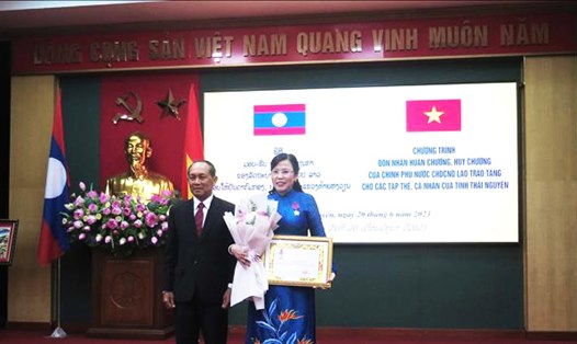 Bí thư Tỉnh ủy Thái Nguyên Nguyễn Thanh Hải được nhận Huân chương Tự do hạng Nhì của Nhà nước Lào. Ảnh: Quân Trang