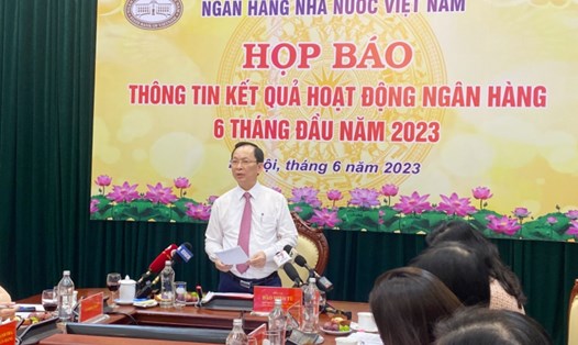 Phó Thống đốc Ngân hàng Nhà nước Đào Minh Tú tại buổi họp báo sáng 21.6. Ảnh: Lan Hương
