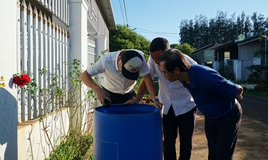 Đoàn giám sát kiểm tra véc tơ truyền bệnh viêm não Nhật bản tại nơi bệnh nhân sinh sống. Ảnh: Quang Nhật