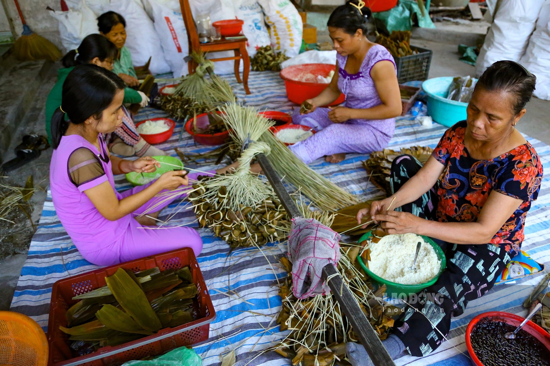 Chỉ còn 1 ngày nữa là tới Tết Đoan Ngọ (mùng 5 tháng 5 âm lịch), nhiều hộ gia đình tại làng Tân Phong lại “đỏ lửa” để làm bánh ú tro cung ứng ra thị trường.