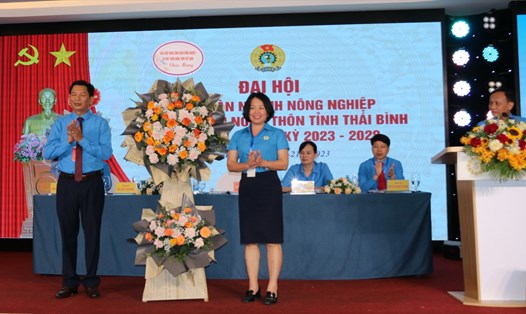 Phó Chủ tịch Công đoàn Nông nghiệp và PTNT Việt Nam - bà Ngô Thị Anh Tuyên tặng hoa chúc mừng tại Đại hội. Ảnh: Bá Mạnh