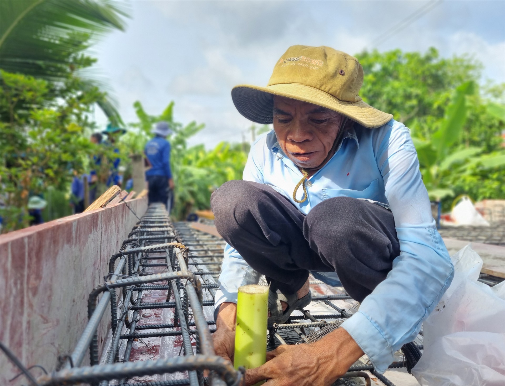 Chú Nguyễn Văn Khỏe là thành viên bị tật từ nhỏ nhưng chú vẫn tham gia đầy đủ các buổi thi công cầu giao thông ở trên địa bàn huyện Lai Vung. Ảnh: Hoàng Lộc.