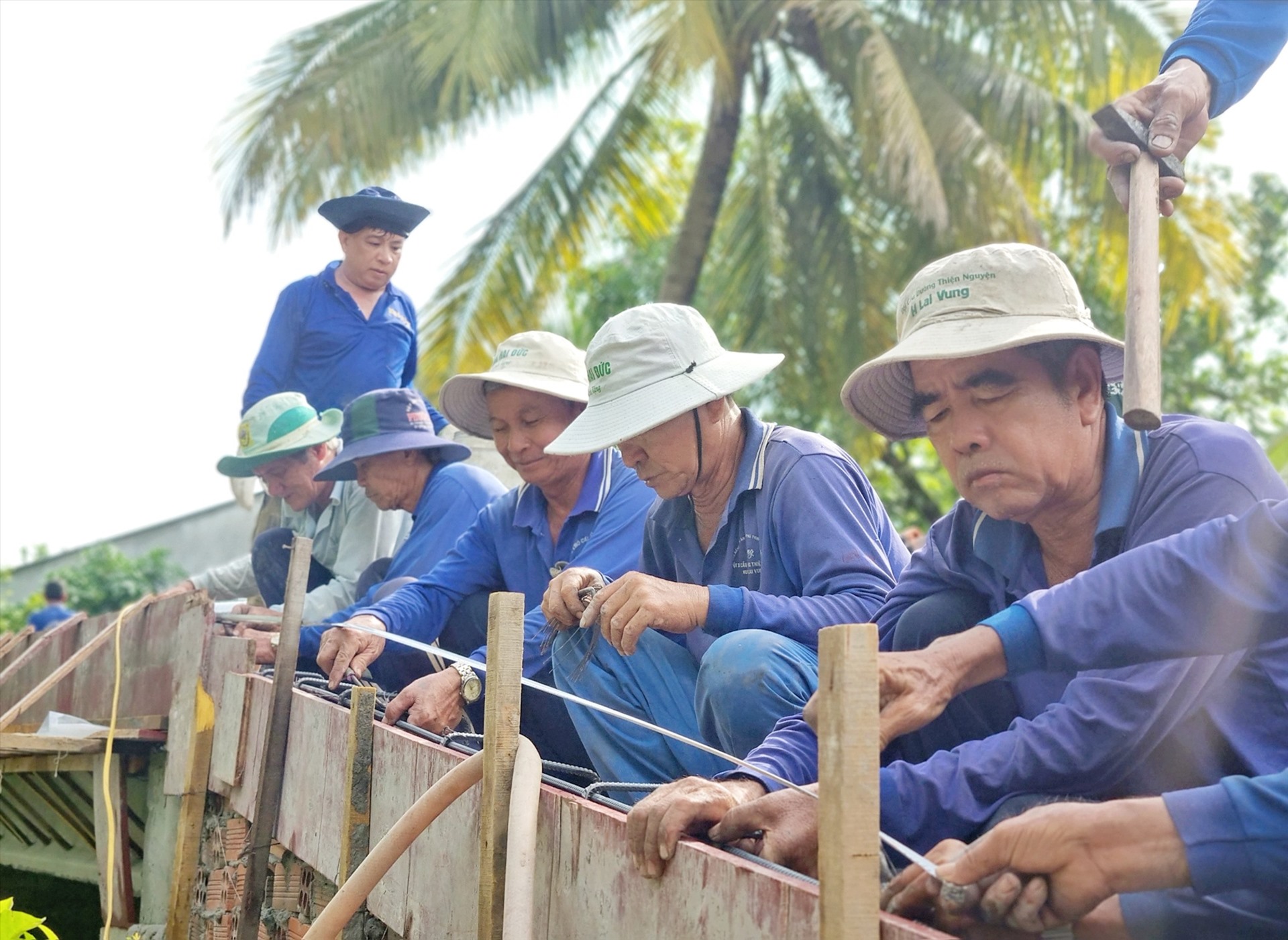 Ngoài thực hiện xây dựng cầu, đường đội có tham gia xây dựng nền cho các nhà tình thương, nhà đại đoàn kết trên địa bàn huyện. Ảnh: Hoàng Lộc