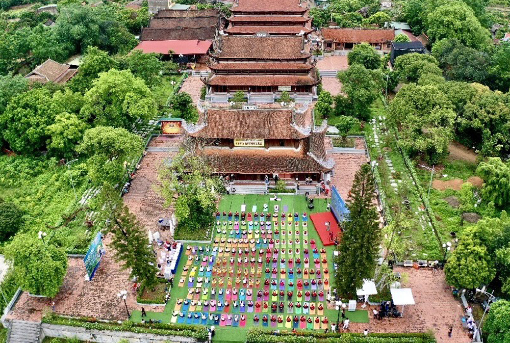 Buổi lễ được tổ chức tại sân chùa Quỳnh Lâm với sự tham gia của đông đảo các CLB, hội Yoga trong toàn quốc. Ảnh: Tạ Quân