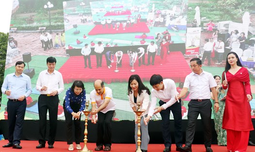 Đại sứ Ấn Độ và Phó Chủ tịch UBND tỉnh Quảng Ninh Nguyễn Thị Hạnh tham gia lễ thắp đèn truyền thống tại buổi lễ. Ảnh: Tạ Quân