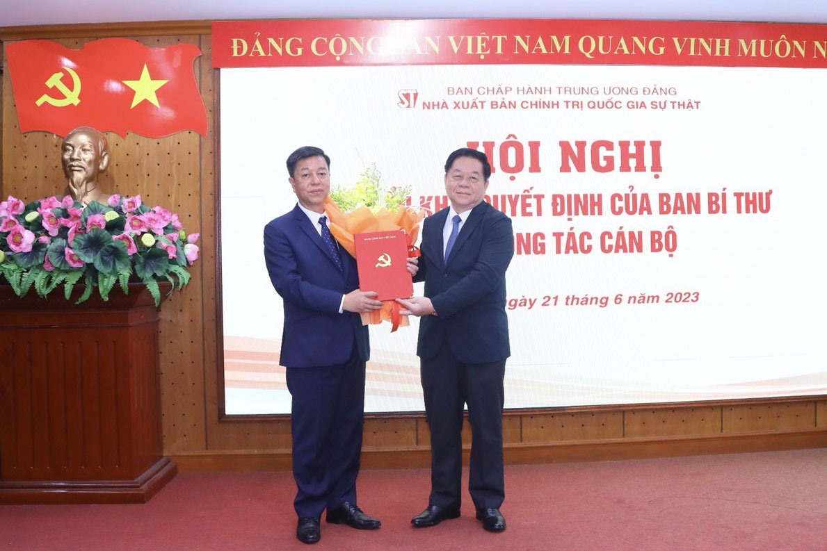Ông Nguyễn Trọng Nghĩa - Bí thư Trung ương Đảng, Trưởng Ban Tuyên giáo Trung ương trao Quyết định bổ nhiệm PGS.TS. Vũ Trọng Lâm - Phó Tổng Biên tập Tạp chí Cộng sản giữ chức Giám đốc - Tổng Biên tập Nhà xuất bản Chính trị quốc gia Sự thật. Ảnh: Ái Vân