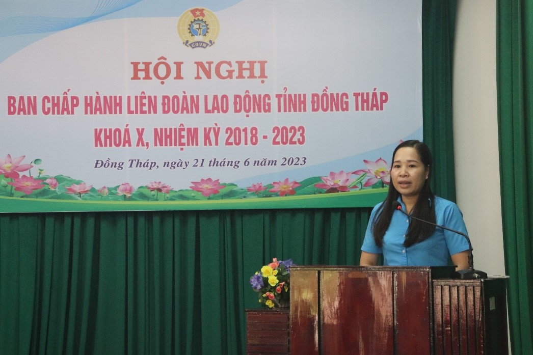 Đồng chí Huỳnh Thị Thu Thuỷ, Phó Chủ tịch Liên đoàn Lao động tỉnh phát biểu nhận nhiệm vụ. Ảnh: Lưu Hùng 